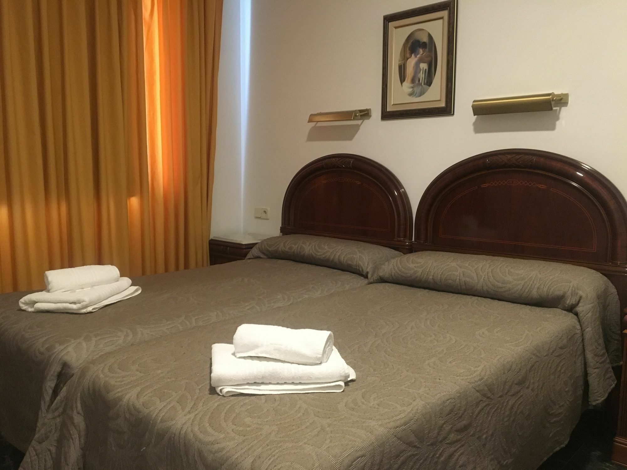 Hostal Conchita Legazpi Мадрид Экстерьер фото